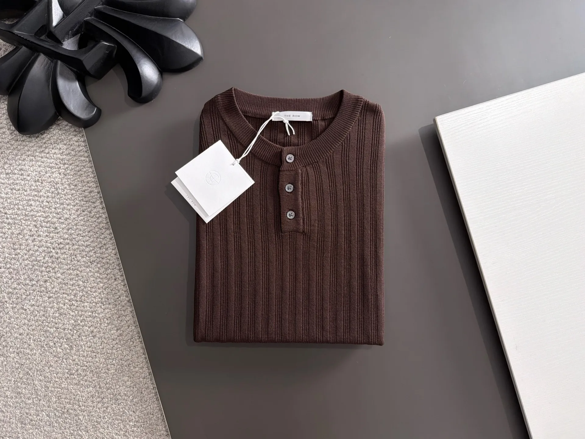 Shipping next day TR high quality - The Row 26ss New Arrival men's short-sleeved T-shirt. Like LP and BC, it belongs to the same old-money style top-notch light luxury brand. The New Arrival Original men's casual short-sleeved shirt is made of combed cotton yarn knitted imitation cotton fabric. Exclusive Premium custom-controlled raw materials. 14-needle precision knitting. The iconic waffle soul is woven. The three-dimensional texture flows with subtle light and shadow. Viewed from a distance, it is introverted. It shows when you touch it closely. It feels substantial when weighed. The upper body is also more textured than ordinary T-shirts. Fashionable Versatile Hot Sale. It is skin-friendly and comfortable to wear. Premium boutique. The upper body is made of Factory's fine workmanship. A must-have item for men. Complete with three standards. Sizes M-3XL
